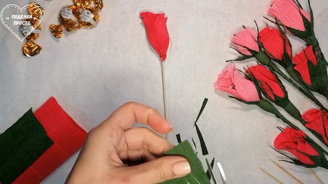 Букет из конфет. Как сделать розы из гофрированной бумаги. смотреть онлайн