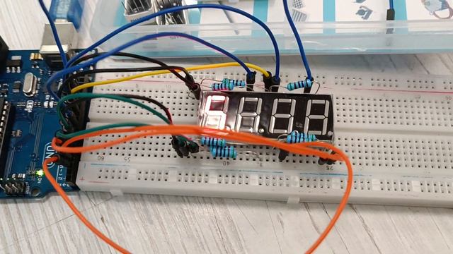 Четырехразрядный семисегментный индикатор случайные числа