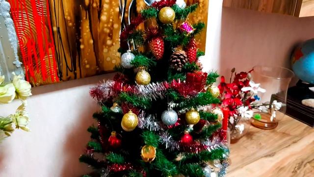 Ева украшает детскую комнату и наряжает ёлку игрушками к Рождеству и Новому году 2019 смотреть онлайн