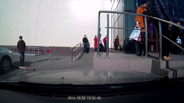 МАГНИТОГОРСК-ВХОД В ТЦ КОНТИНЕТ..... ЗАБАРАЛИ РАБОТНИЧКИ... смотреть онлайн