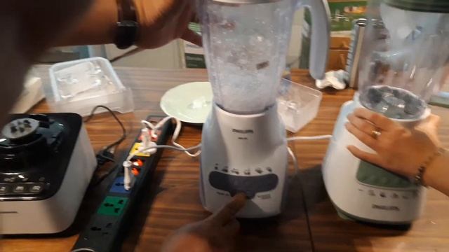 Blender with long ice cubes смотреть онлайн