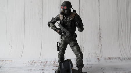Игрушечная фигурка NECA (Resident Evil / Обитель Зла - Hunk / Ханк) - распаковка