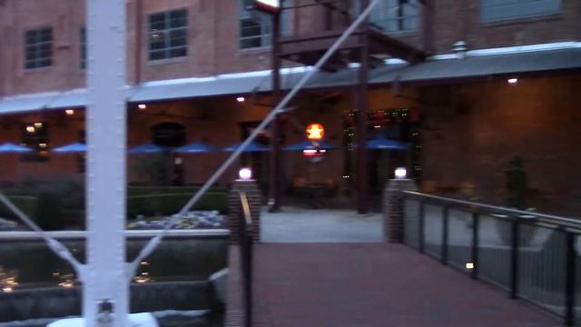 Christmas decorations at ATC, Durham, NC. Уличные рождественские украшения в Америке. смотреть онлайн