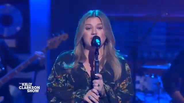 Kelly Clarkson Covers '7 Rings' By Ariana Grande | Kellyoke