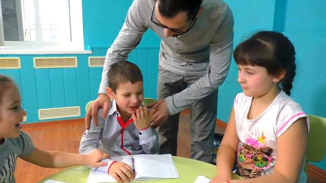 Играем в школу, Витя получил 2 по математике смотреть онлайн