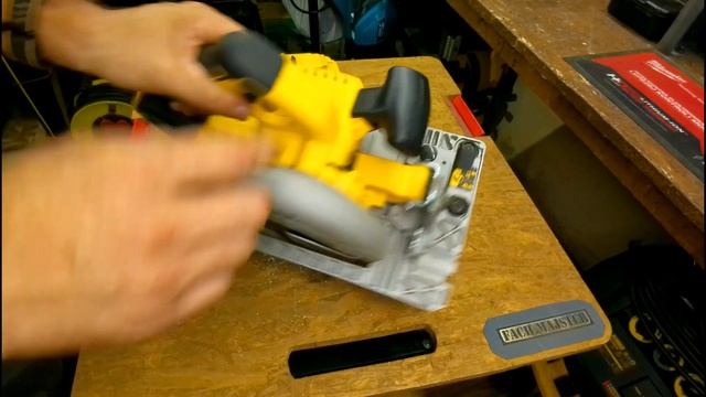 Dewalt DCS572   Pilarka Akumulatorowa
