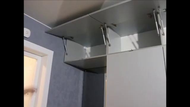 Прихожая с антресолью, тумбой и зеркалом смотреть онлайн