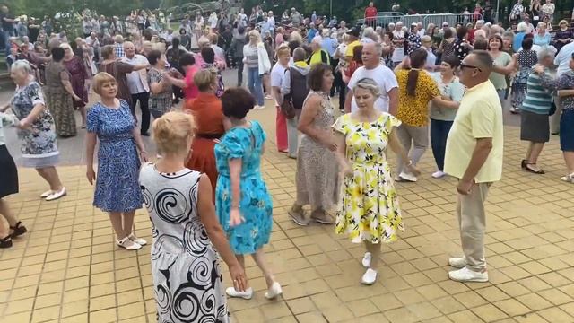 Танцы в парке по воскресеньям. Солигорск. смотреть онлайн