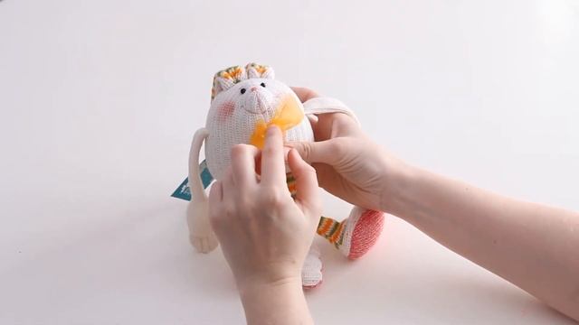 Игрушка Заяц ручной работы от сувенирной мастерской Нежный ветер смотреть онлайн