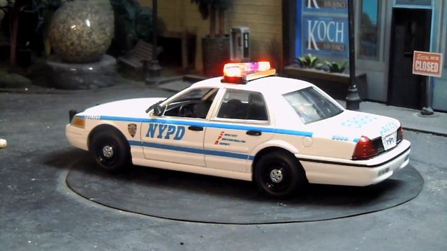 NYPD Police 1/24 scale Ford Crown Victoria with lights. смотреть онлайн