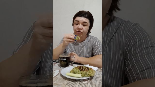 8.01#ппзавтрак ГОТОВЛЮ КАБАЧКОВЫЙ БЛИН С ВЕТЧИНОЙ И СЫРОМ #мукбанг