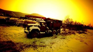 БЫТ КИТАЙЦЕВ В ТАЙГЕ, ЗАВОЗИМ БРЕВНА ДЛЯ СТРОИТЕЛЬСТВА, РЕМОНТ ГАЗ 66 В МОРОЗ.