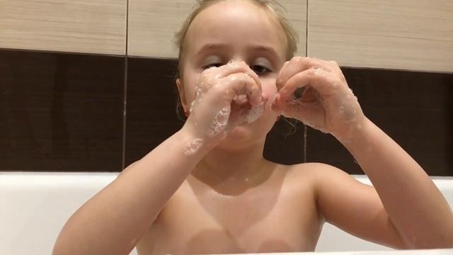 Надуваем большие мыльные пузыри руками в ванной. смотреть онлайн