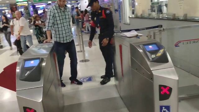 Как добраться из аэропорта Бангкока на воздушном метро до Каосан роуд? смотреть онлайн