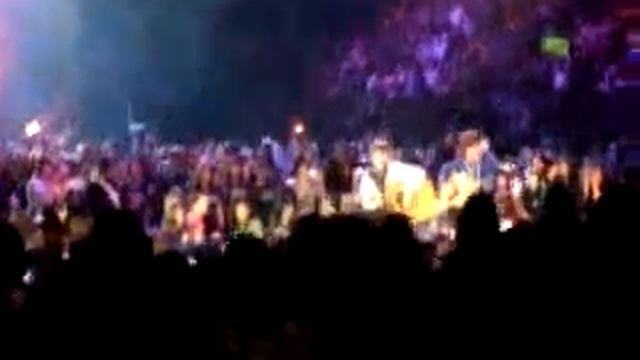 Justin Bieber - Justin поёт живьём смотреть онлайн