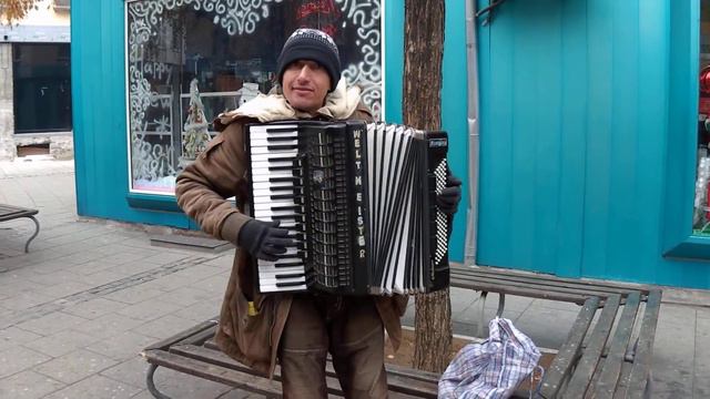 Acordeon music in the city center of Gorna Djumaya смотреть онлайн