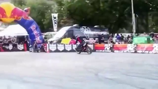 Супер крутые трюки на мотоциклах!!! смотреть онлайн