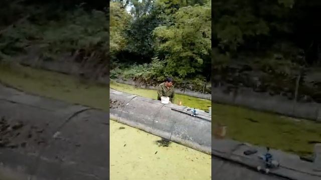 ПРИКОЛ!!!Упал с трубы и рыба пошла !!! смотреть онлайн