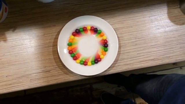 Что будет если залить кипятком Skittles ( скителс )