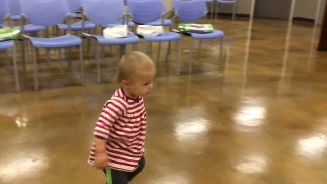 Ребёнок 15 месяцев развлекается с упаковками памперсов. смотреть онлайн