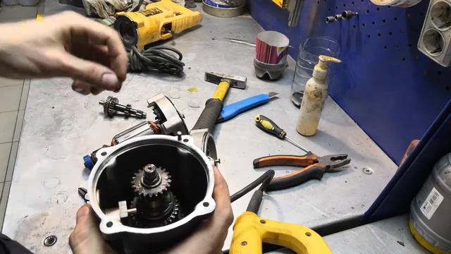 Дрель алмазного сверления DeWalt D21583 (деволт D21583) не крутится вал смотреть онлайн