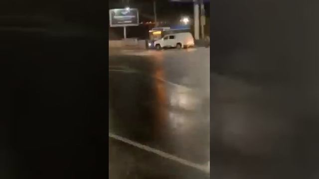 У моста через Волгу троллейбус с пассажирами врезался в бетонное ограждение смотреть онлайн