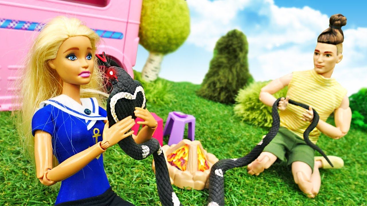 Барби и Кен — Барби следит за Кеном в походе! Смешные видео для девочек про игры в куклы Барби смотреть онлайн