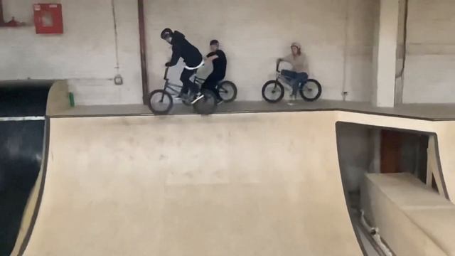 Рокет..НА BMX в СКЕЙТ-ПАРКЕ Разбили М4 В ЦЕНТРЕ ПИТЕРА смотреть онлайн