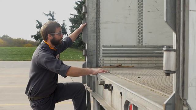 How to Enter and Exit a Trailer Safely смотреть онлайн