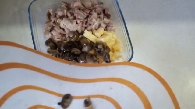 #Салатпраздничный Салат С копченой курицей и маслинами смотреть онлайн