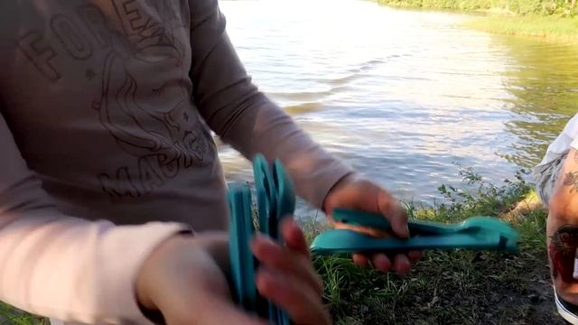 Идем в поход с палаткой у озера с папой и мамой! Поймали рыбу и нашли ночную лягушку смотреть онлайн