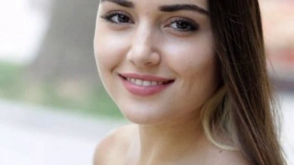 Как живет Ханде Эрчел (Hande Erçel) и сколько он зарабатыват