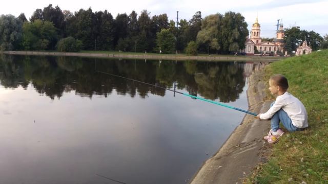 Первый улов на рыбалке | Алиса поймала маленькую рыбку смотреть онлайн
