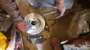 Замена передних тормозных дисков и колодок Ford Focus 3