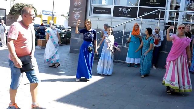 Харинама, 26.08.2018, Мариуполь. Девочка-зрительница танцует смотреть онлайн