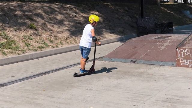Нубик в Скейт Парке ! Первые Трюки на Трюковом Самокате ! смотреть онлайн