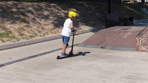 Нубик в Скейт Парке ! Первые Трюки на Трюковом Самокате !