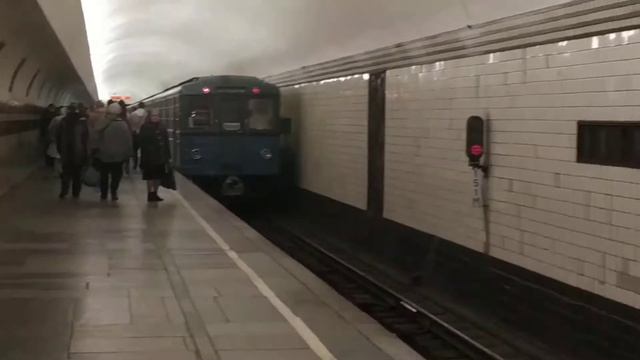 Еж3/ЕМ508Т отправляется со станции Таганская смотреть онлайн
