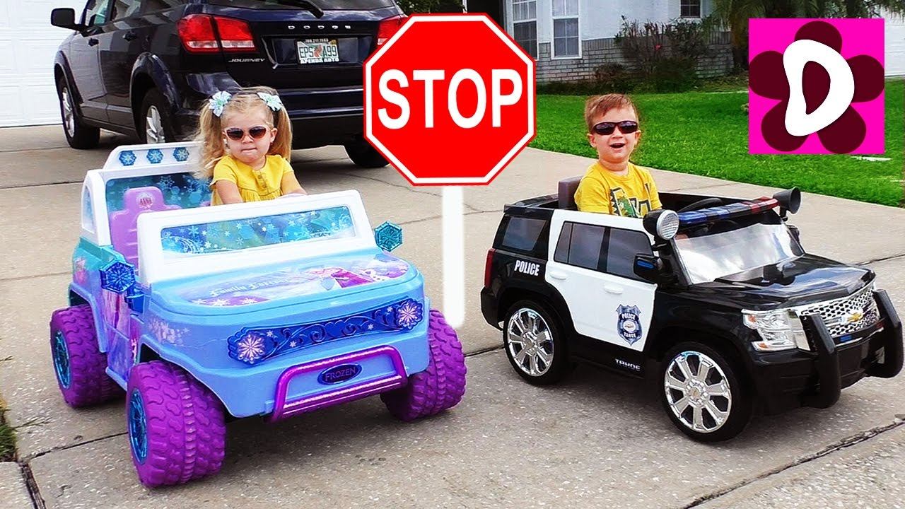 Bab Baby ищут ПОДАРКИ супер игрушки для детей bad baby playing in surprise toys challenge for kids смотреть онлайн