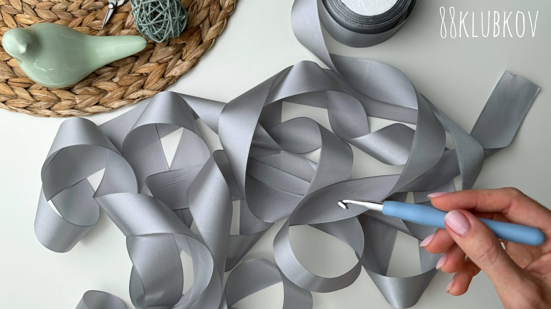 Роскошная сумка из атласной ленты за 30 минут. Мини сумка крючком с бантами. Праздничный аксессуар. смотреть онлайн