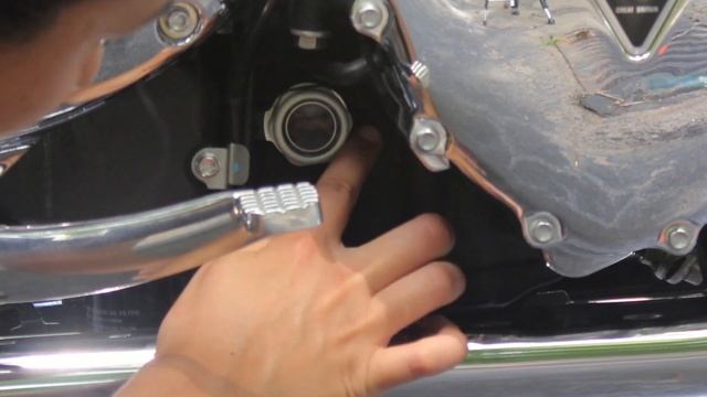 How to check oil levels on Triumph Bonneville T100 from start to finish смотреть онлайн