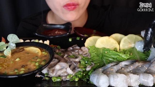 맛있는거 옆에 맛있는거..?