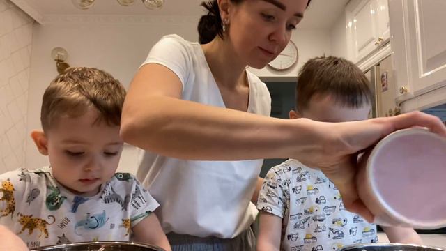 Двойняшки Женя и Юра готовят сырники. Мама помогает😁 смотреть онлайн