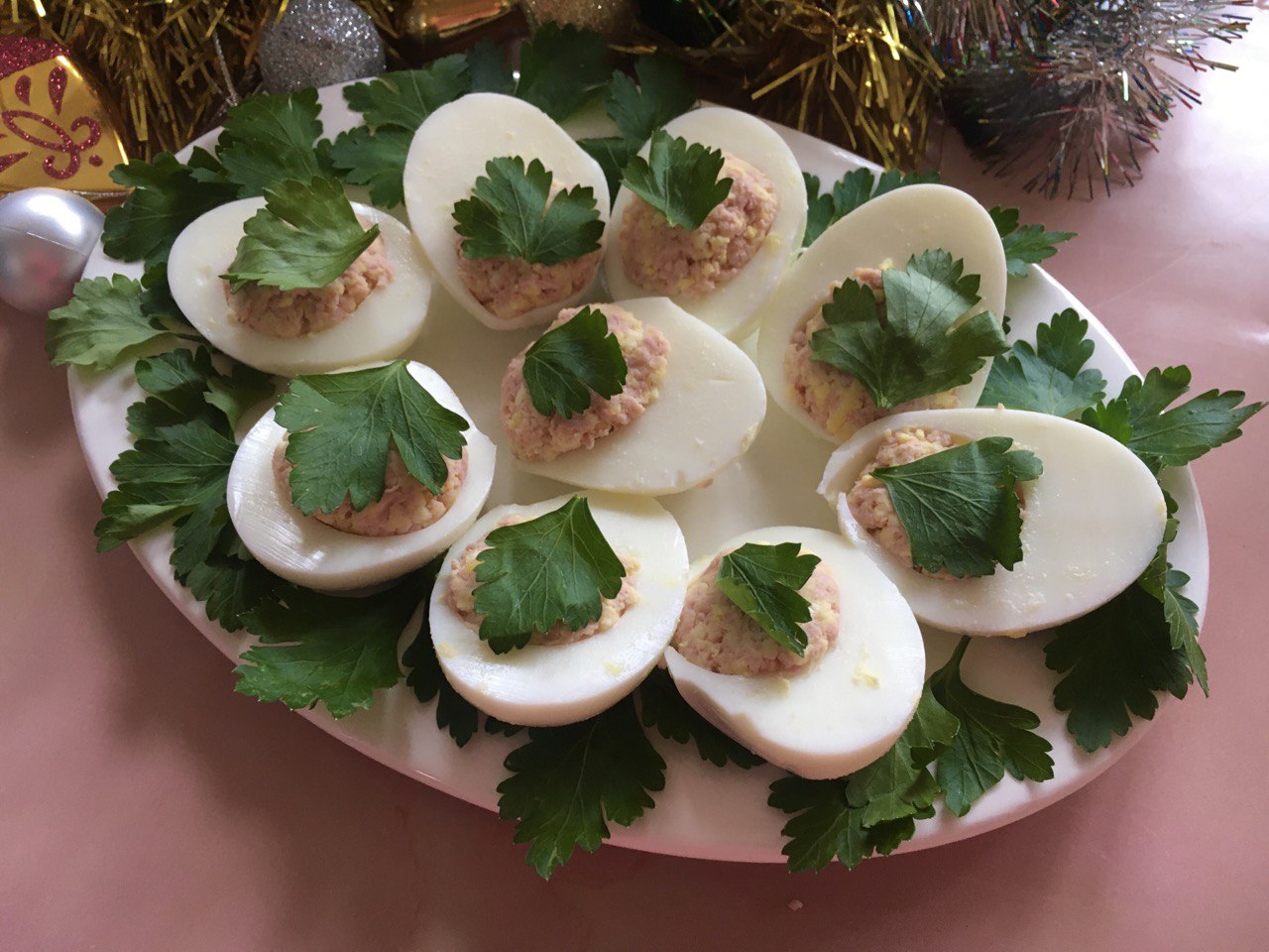 Начиненные яйца. Всего 2 ингредиента и бюджетная закуска готова.