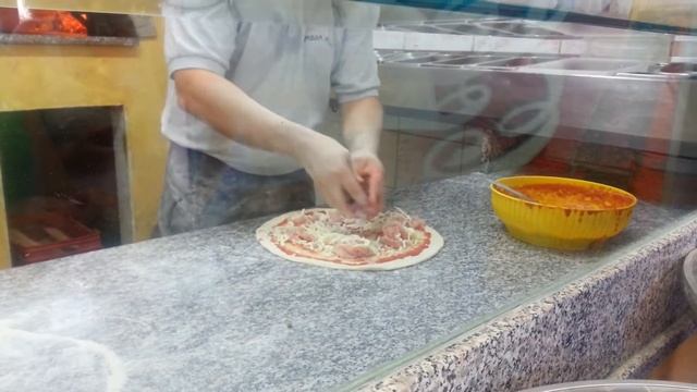 Как делают пиццу в Италии смотреть онлайн