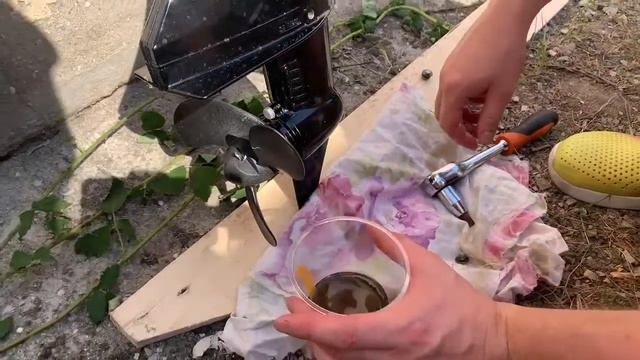 В полевых условиях - Замена трансмиссионного масла в редукторе лодочного мотора Mercury 3.3 смотреть онлайн