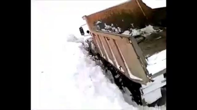 УРАЛ слетел с зимника. смотреть онлайн