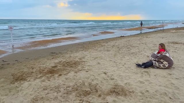 #АНАПА - МОРЕ ЗАТОПИЛО ПЛЯЖ ВИТЯЗЕВО. КУПАЮТСЯ В СИЛЬНЫЙ ШТОРМ. ЧТО С ПОГОДОЙ? смотреть онлайн