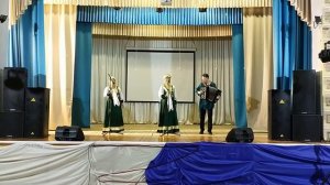 На скамеечке с подружкой мы сидели вдвоём