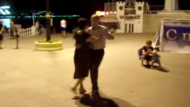 Танцует пара. смотреть онлайн